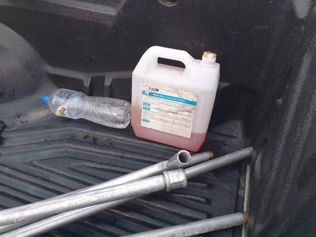 รวบชายต้องสงสัย เตรียมจุดไฟเผาอนุสาวรีย์ประชาธิปไตย พร้อมของกลางเป็นแกลลอนน้ำมัน