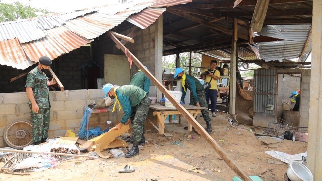 ทหารตำรวจเร่งช่วยเหลือชาวบ้านโนนสะอาดถูกพายุพัดพัง