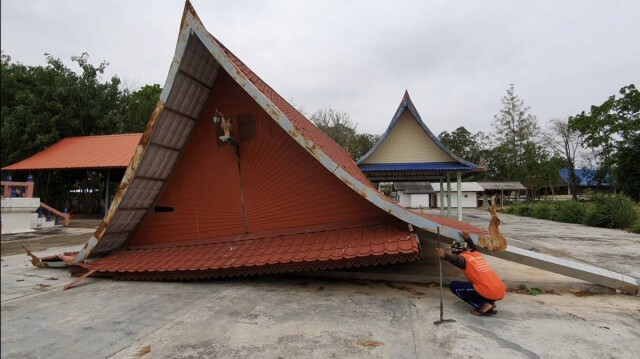 พายุฤดูร้อนถล่มวัด หลังคากุฏิเจ้าอาวาสปลิว