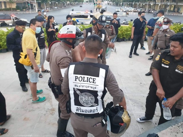 รวบชายต้องสงสัย เตรียมจุดไฟเผาอนุสาวรีย์ประชาธิปไตย พร้อมของกลางเป็นแกลลอนน้ำมัน