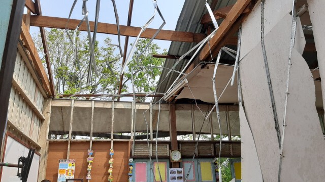 พายุถล่มโรงเรียนหลังคาปลิวพังยับ