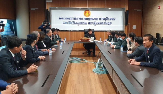 นักศึกษา ปปร.24 ยื่นร้อง กมธ.กฎหมาย เร่งช่วยชาวบึงนคร ไม่มีไฟฟ้า-น้ำประปาใช้มากว่า 30 ปี