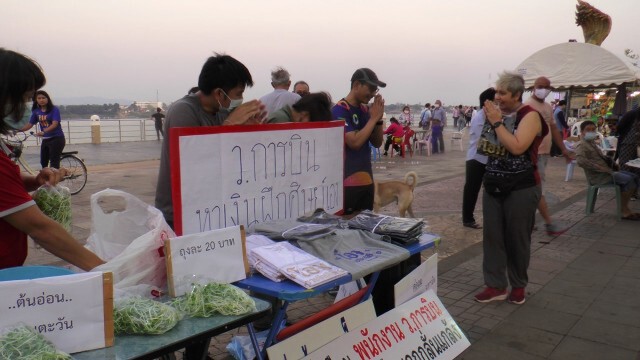 สุดอนาถ ว.การบินฯ ถูกลอยแพ ผลิตเสื้อขาย