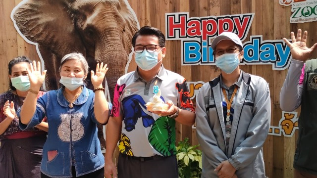 จัดเค้กผลไม้ ฉลองวันเกิด "น้องสีมา"ลูกช้างแอฟริกา