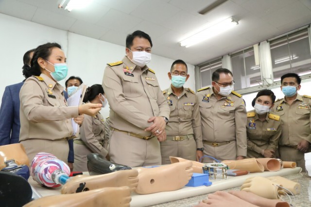"สุชาติ" รมว.แรงงาน รุดเยี่ยมศูนย์ฟื้นฟูคนงานฯ ภาค 1 ปทุมธานี
