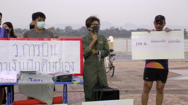 สุดอนาถ ว.การบินฯ ถูกลอยแพ ผลิตเสื้อขาย