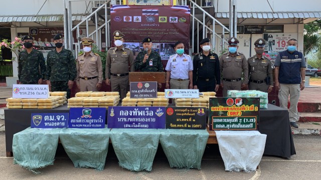 ยิงสกัดเก๋งขนยาบ้า1.2ล้านเม็ด ไอซ์27กก.คนขับทิ้งรถหนี