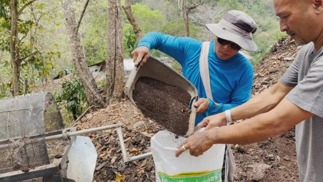 ขาย"ปุ๋ยขี้ช้าง"หารายได้ซื้ออาหาร