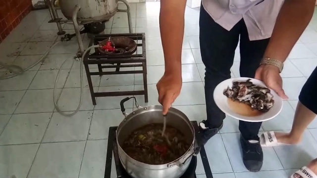 สุดทึ่งผลงานอาชีวะโคราช ต้มอึ่งกระป๋อง-แกงหอยขมใบชะพูล