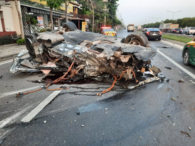 ลูกเจ้าของหมู่บ้านจัดสรรหลับใน ซิ่ง "ปอร์เช่" ชนเสาไฟรถพังยับ คนขับแค่เจ็บนิดๆ