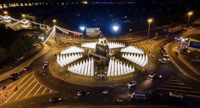 ชาวบุรีรัมย์ ลงขันสร้างไฟฉัตร9ชั้นถวายพระบรมราชานุสาวรีย์ร.1