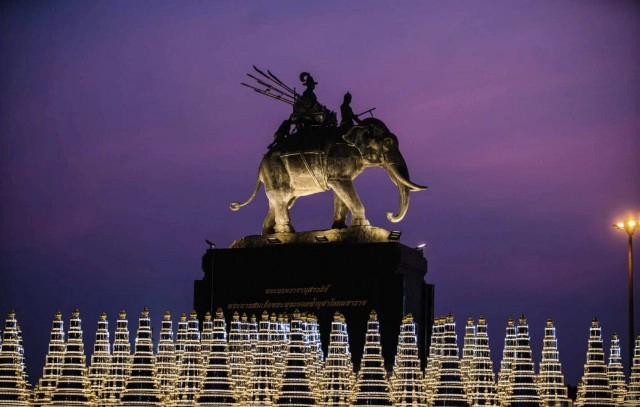 ชาวบุรีรัมย์ ลงขันสร้างไฟฉัตร9ชั้นถวายพระบรมราชานุสาวรีย์ร.1