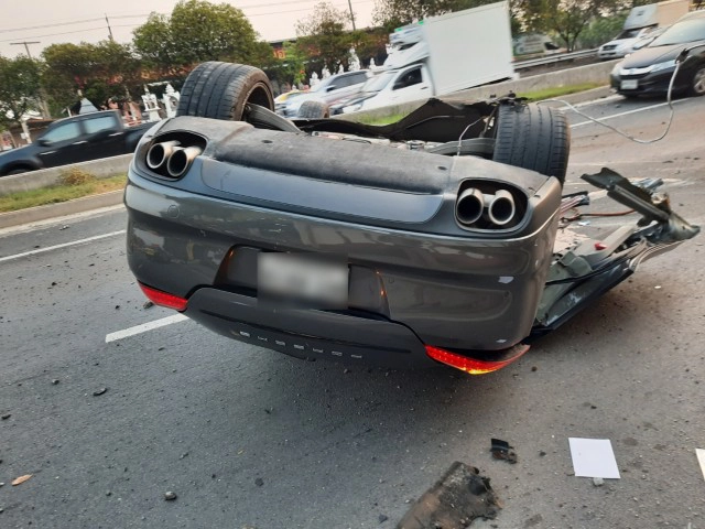 ลูกเจ้าของหมู่บ้านจัดสรรหลับใน ซิ่ง "ปอร์เช่" ชนเสาไฟรถพังยับ คนขับแค่เจ็บนิดๆ