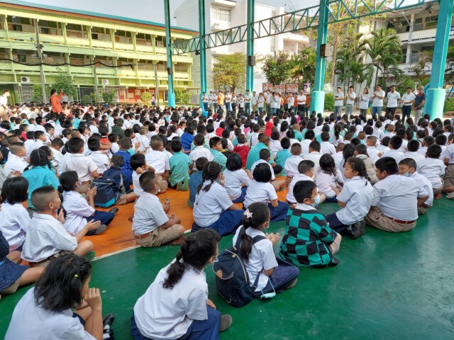 บุกหาเสียงในโรงเรียน อ้อนเด็กบอกผู้ปกครองเทคะแนนให้