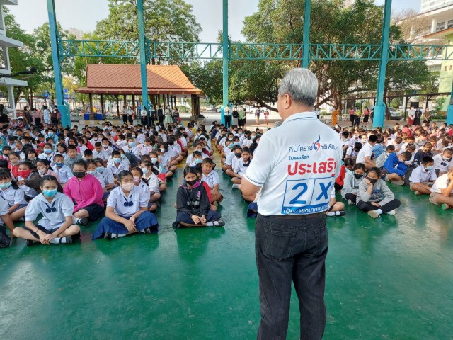 บุกหาเสียงในโรงเรียน อ้อนเด็กบอกผู้ปกครองเทคะแนนให้
