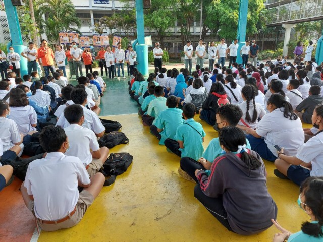 บุกหาเสียงในโรงเรียน อ้อนเด็กบอกผู้ปกครองเทคะแนนให้