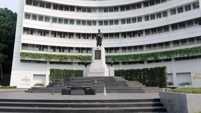 นศ.มช.ตระเวนติดป้าย ทวงถามความจริง