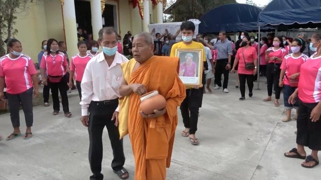 ฌาปนกิจศพไว้ทุกข์เสื้อสีชมพูพร้อมขบวนแห่สนุกสนาน