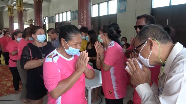 ฌาปนกิจศพไว้ทุกข์เสื้อสีชมพูพร้อมขบวนแห่สนุกสนาน