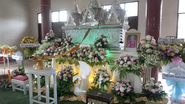 ฌาปนกิจศพไว้ทุกข์เสื้อสีชมพูพร้อมขบวนแห่สนุกสนาน