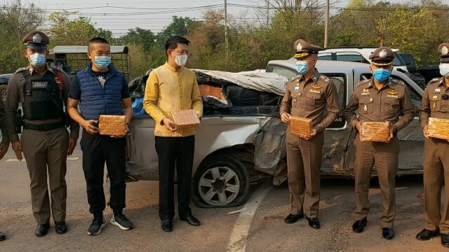 ตร.ยิงยางรถปิ๊กอัพสกัด รวบ3คนขนยาเสพติด