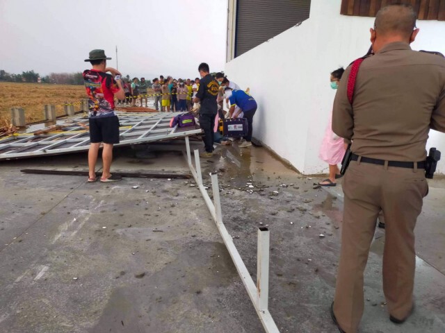 พายุถล่มลำปางพัดโครงเหล็กทับร่างคนงานดับ 1