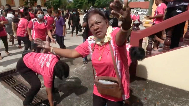 ฌาปนกิจศพไว้ทุกข์เสื้อสีชมพูพร้อมขบวนแห่สนุกสนาน