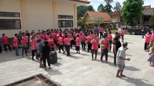 ฌาปนกิจศพไว้ทุกข์เสื้อสีชมพูพร้อมขบวนแห่สนุกสนาน