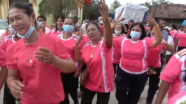 ฌาปนกิจศพไว้ทุกข์เสื้อสีชมพูพร้อมขบวนแห่สนุกสนาน