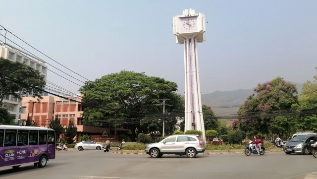 นศ.มช.ตระเวนติดป้าย ทวงถามความจริง