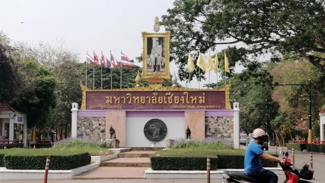 นศ.มช.ตระเวนติดป้าย ทวงถามความจริง