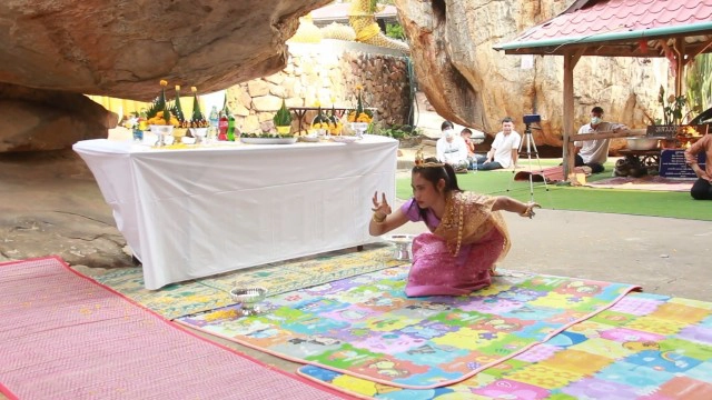 เลขเด็ด"ธิดานาคี"ชูนิ้วใบ้หวยรำถวายองค์เจ้าปู่วัดภูตะเภาทอง