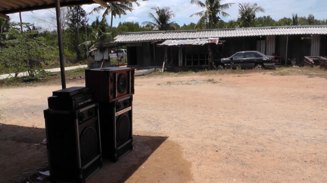 แรงงานเมียนมาร์กระบี่รวมตัวทำบุญเรียกร้องรัฐเลิกรุนแรง