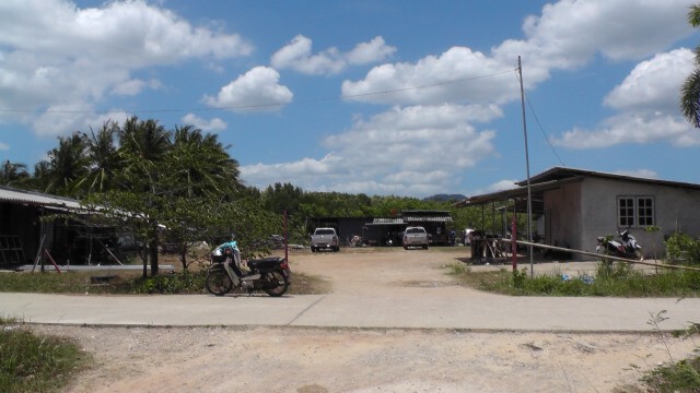แรงงานเมียนมาร์กระบี่รวมตัวทำบุญเรียกร้องรัฐเลิกรุนแรง