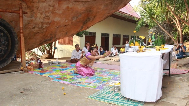 เลขเด็ด"ธิดานาคี"ชูนิ้วใบ้หวยรำถวายองค์เจ้าปู่วัดภูตะเภาทอง
