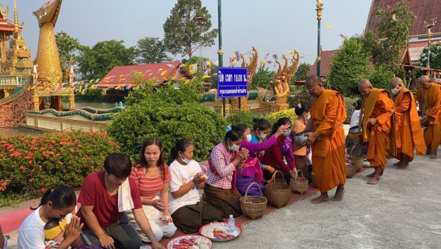 วันพระหมาไม่หอน ใส่บาตรก่อนลงคะแนนคึกคัก