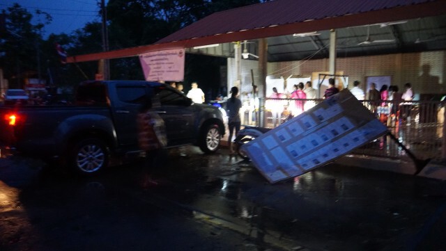 ฝนถล่มไฟฟ้าดับต้องใช้ไฟรถส่องนับคะแนน