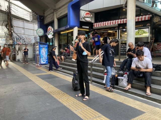 "ตี้ พะเยา" พร้อมโทรโข่ง-เครื่องขยายเสียง ถึงบีทีเอส อโศกแล้ว