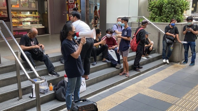 "ตี้ พะเยา" พร้อมโทรโข่ง-เครื่องขยายเสียง ถึงบีทีเอส อโศกแล้ว