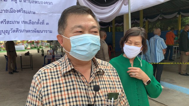วันพระหมาไม่หอน ใส่บาตรก่อนลงคะแนนคึกคัก
