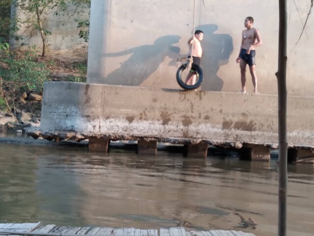 แห่เล่นน้ำแม่แจ่มคลายร้อน