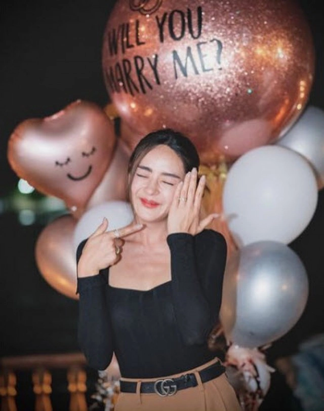 "ปุยฝ้าย เอเอฟ" ซึ้งน้ำตาไหล!! โดนแฟนหนุ่มเซอร์ไพรส์คุกเข่าขอแต่งงาน