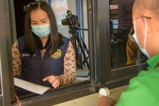 อ.สิรินธรให้บริการทำบัตรผ่านแดนชั่วคราว"ช่องเม็ก"ไวแค่ 3 นาที