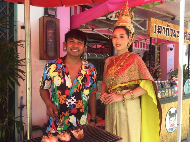 "คิง ก่อนบ่าย" ย่างกุ้งขายหน้าร้านเฉาก๊วยนมสด กอบกู้ภาพลักษณ์ "น้องนุ่น" หลังตำรวจเตือนแต่งชุดหวิว