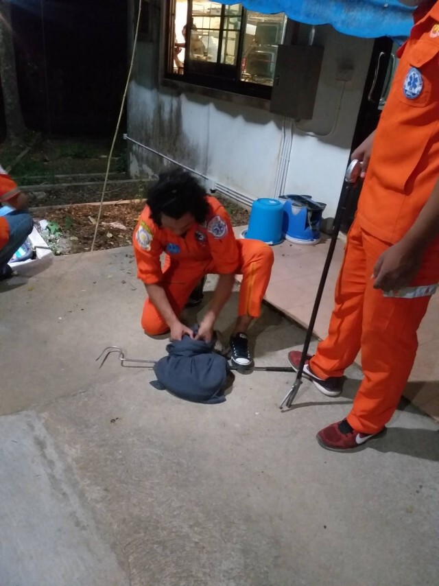 กู้ภัยจับจงอางยาวเกือบ 4 เมตรบุกซุกบ้าน