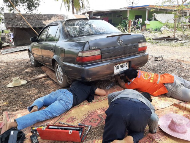 สุนัขซนหัวมุดใต้ท้องรถ  ติดออกไม่ได้ กู้ภัยเร่งช่วยเหลือ