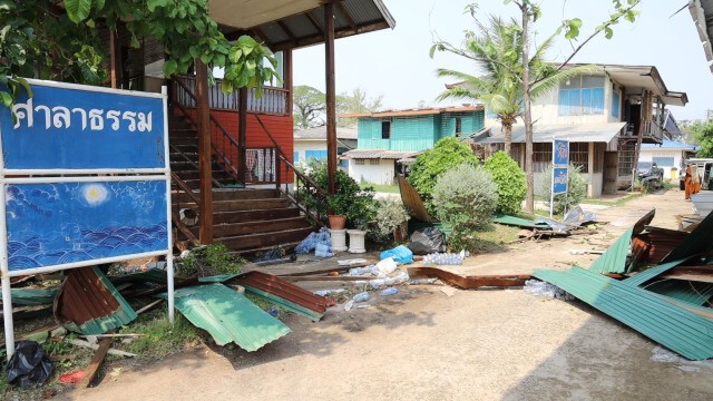 พายุฤดูร้อนถล่มเมืองเพ็ญต้นไม้ล้มทับบ้านนายอำเภอ