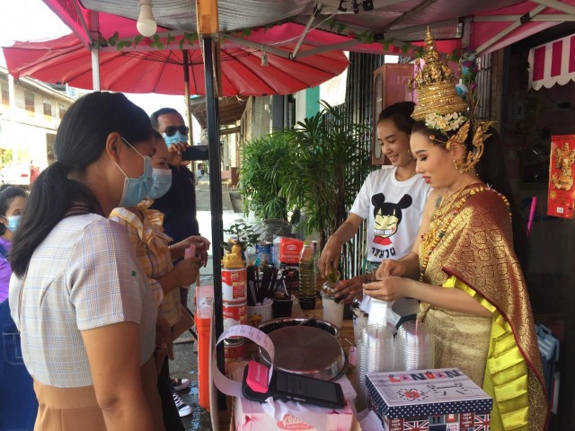 "คิง ก่อนบ่าย" ย่างกุ้งขายหน้าร้านเฉาก๊วยนมสด กอบกู้ภาพลักษณ์ "น้องนุ่น" หลังตำรวจเตือนแต่งชุดหวิว