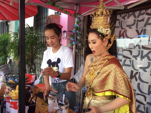 "คิง ก่อนบ่าย" ย่างกุ้งขายหน้าร้านเฉาก๊วยนมสด กอบกู้ภาพลักษณ์ "น้องนุ่น" หลังตำรวจเตือนแต่งชุดหวิว