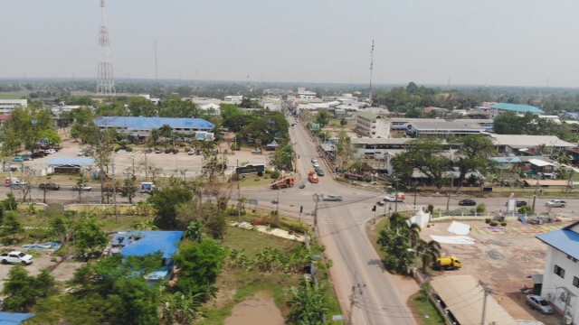 พายุฤดูร้อนถล่มเมืองเพ็ญต้นไม้ล้มทับบ้านนายอำเภอ